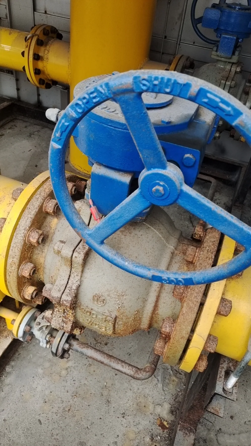 Corrosion visible on a valve and flange assembly at the Hangzhou project site before protection.