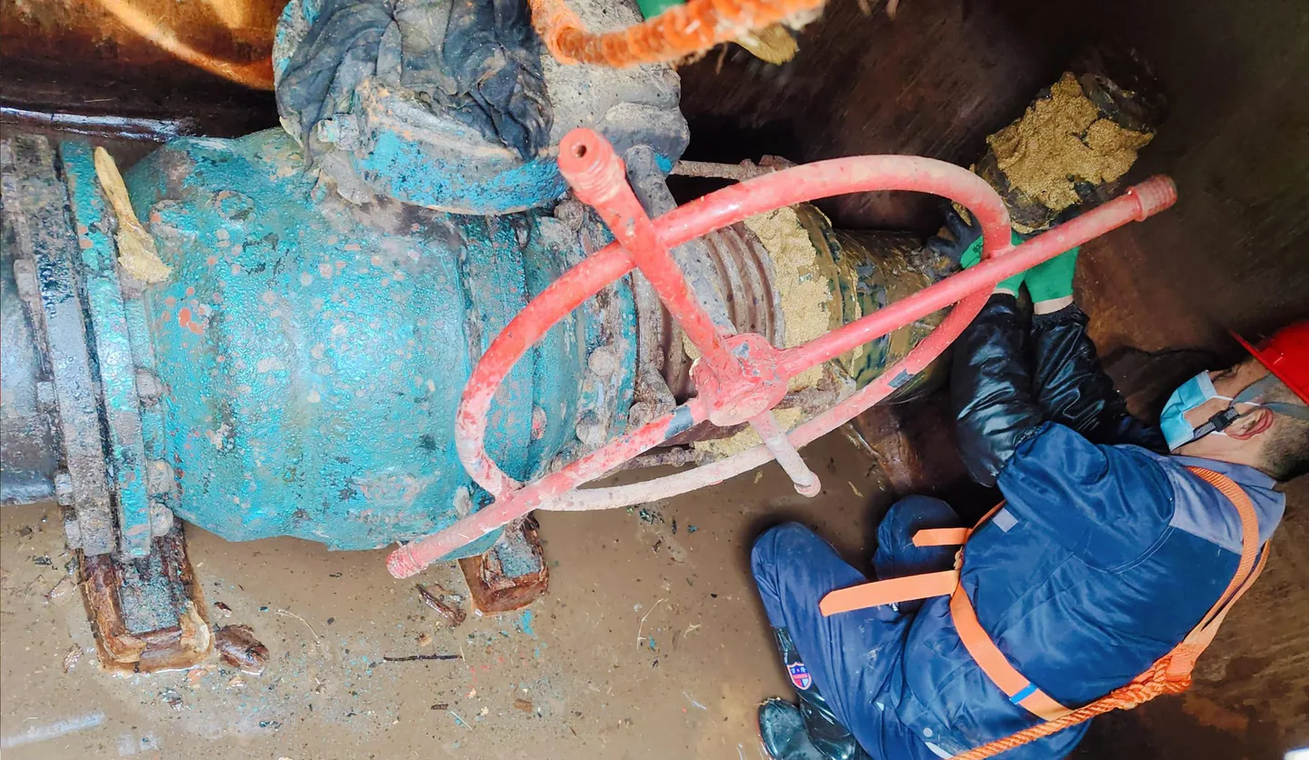 Corroded valve and connected pipework at the Yangzhong project site before protection.